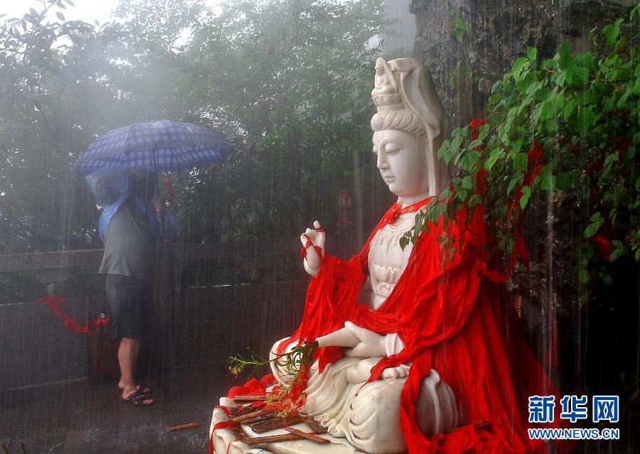 （晚報）（4）雨中游梵凈 行走云霧間